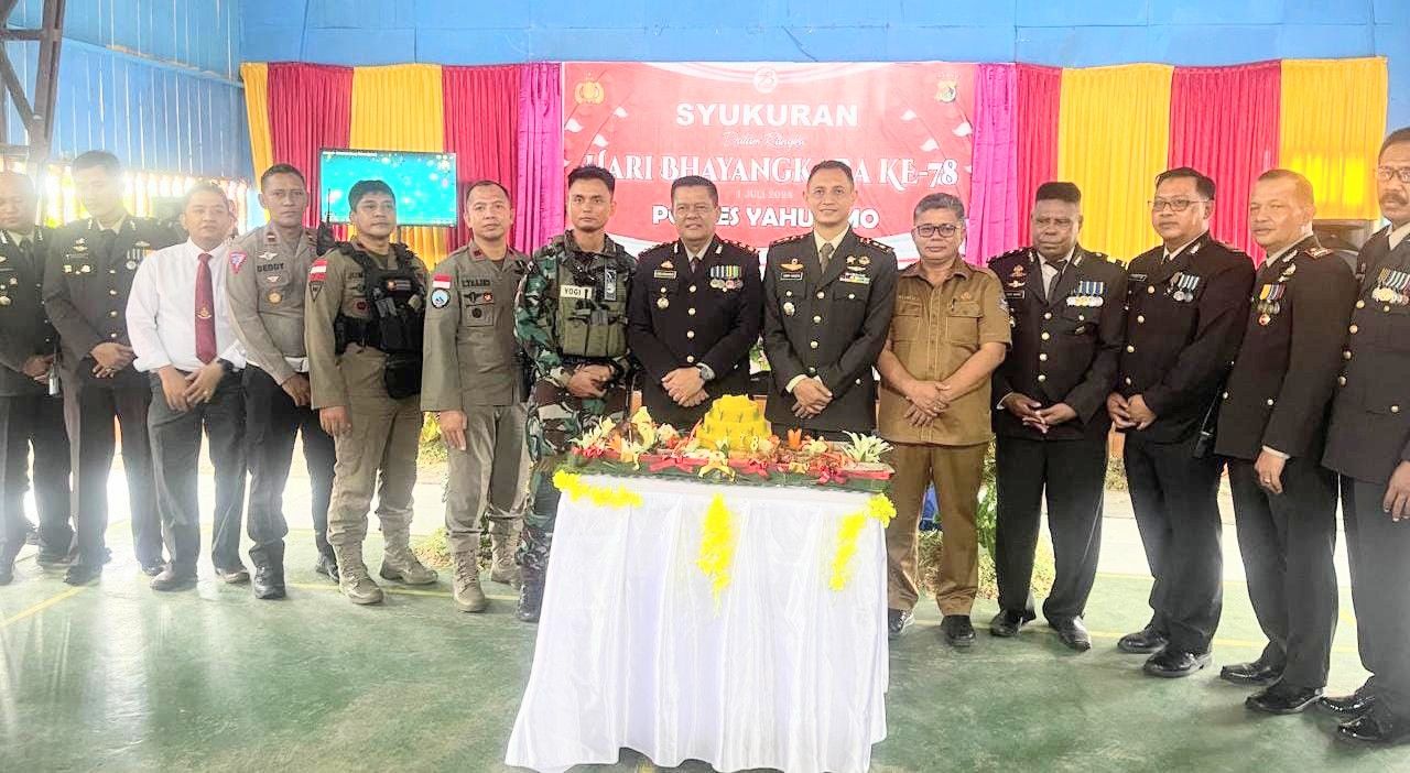 Dandim 1715/Yahukimo Hadiri Upacara dan Syukuran HUT Bhayangkara Polri ke-78 di Mapolres Yahukimo