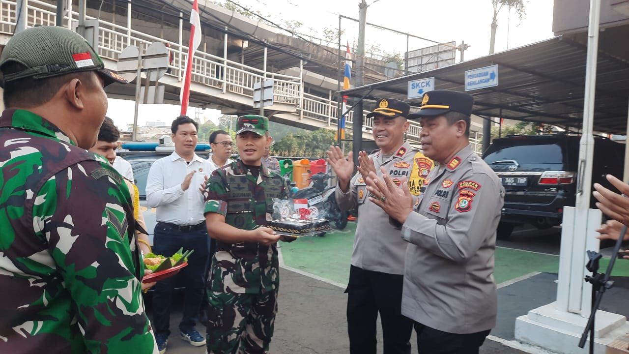 Surprise Danramil 02/ Matraman, Berikan Kue Ulang Tahun dan Tumpeng Pada HUT Bhayangkara ke-78
