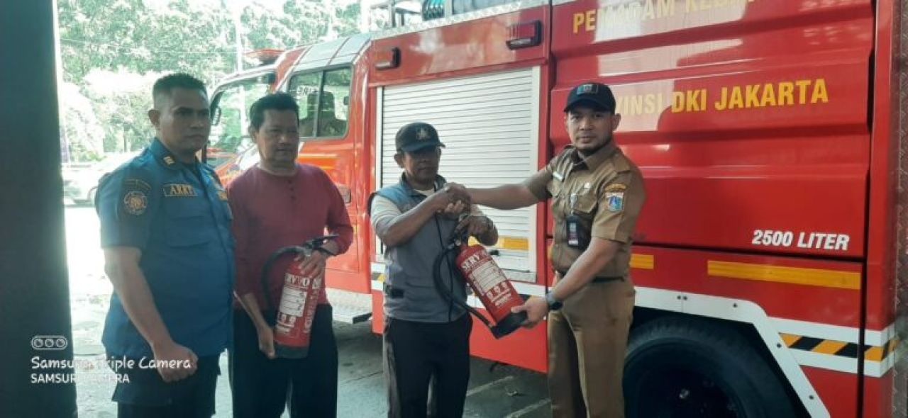 Antisipasi Kebakaran Di Kawasan Padat Penduduk, Pemadam Kebakaran Kembangan Berikan Apar Gratis