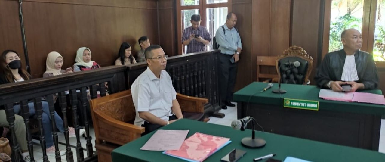 Perkara Ijasah Palsu MH, Hakim PN Surabaya Jatuhkan Putusan Tahanan Kota Bagi Robert Simangunsong