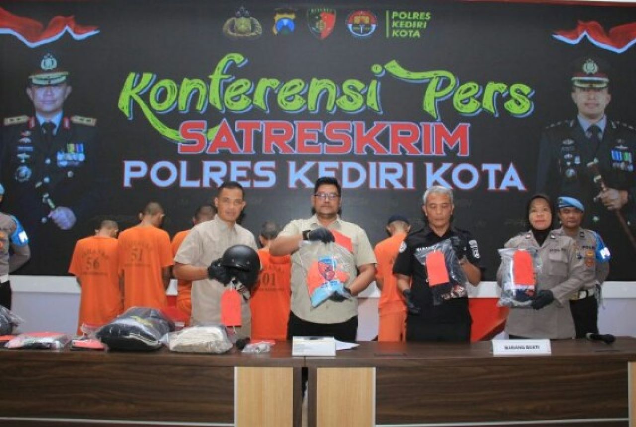 Polres Kediri Kota Berhasil Meringkus Tersangka Penculikan dan Penusukan di Taman Sekartaji
