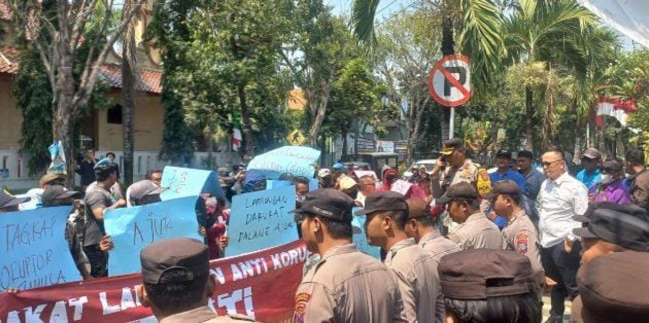 MELATI Gruduk Kejari Lamongan Tuntut Transparansi Program Jamula