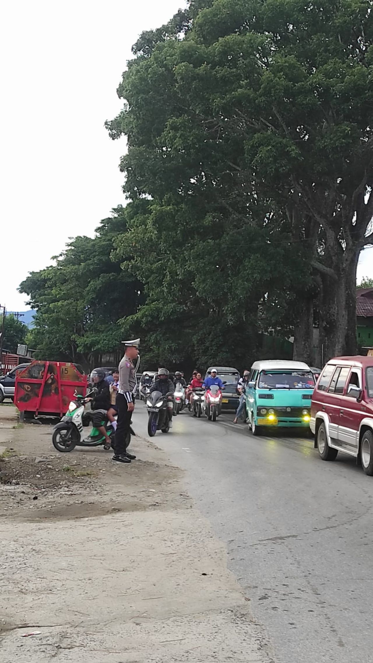 Sinergitas Satlantas Polres Toba Dan Dishub Gatur Lalu Lintas di Pagi Hari