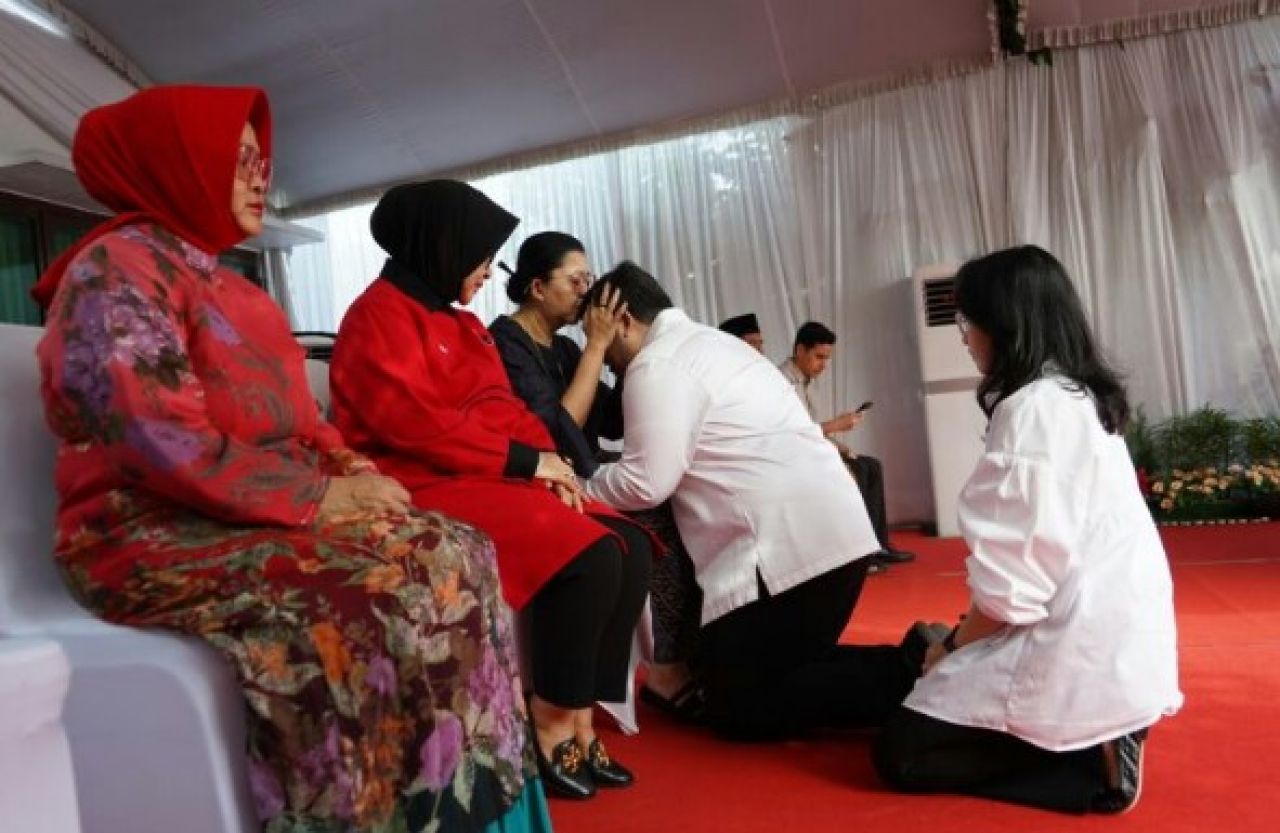 Dhito Sungkem ke Ibunya Sebelum Daftar ke KPU Kabupaten Kediri