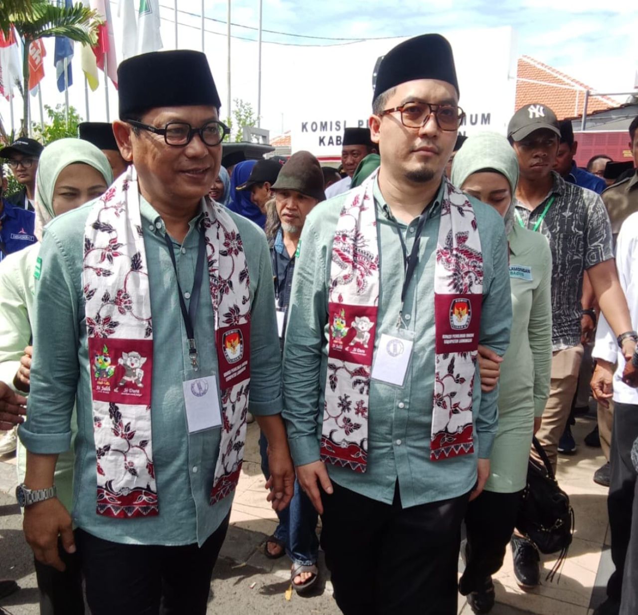 Abdul Ghofur - Firosya Shalati Diantar Ribuan Relawan Resmi Daftar KPU Lamongan