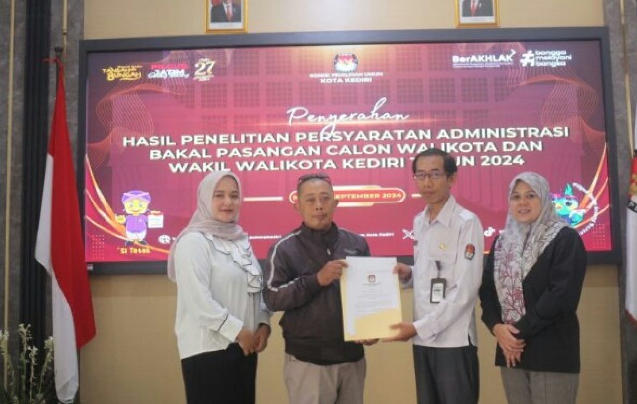KPU Serahkan Berita Acara Penelitian Persyaratan Administrasi Ke LO Paslon Walikota Dan Wakil Walikota Kediri