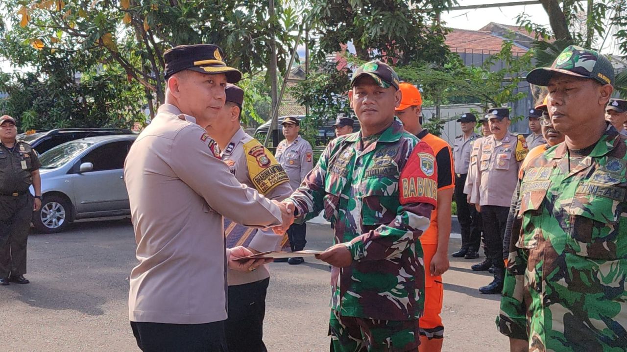 Pemberian Piagam Penghargaan Kepada Babinsa Koramil 54/Pulo Gadung Dari Polsek Pulo Gadung