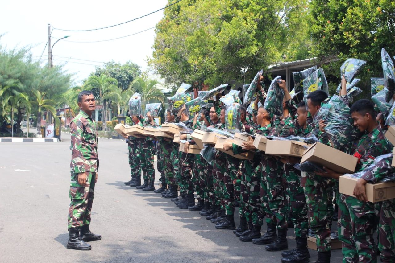 Batalyon Arhanud 6/BAY Distribusikan Pembagian Perlengkapan Berupa Pakaian Dinas Lapangan TNI Angkatan Darat