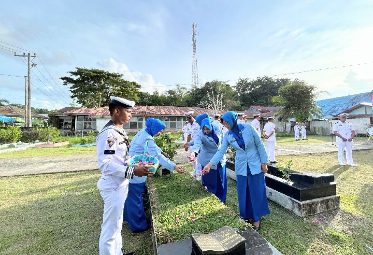 Lanal Simeulue Laksanakan Ziarah Rombongan Dalam Rangka Menyambut HUT ke-79 TNI Angkatan Laut Tahun 2024