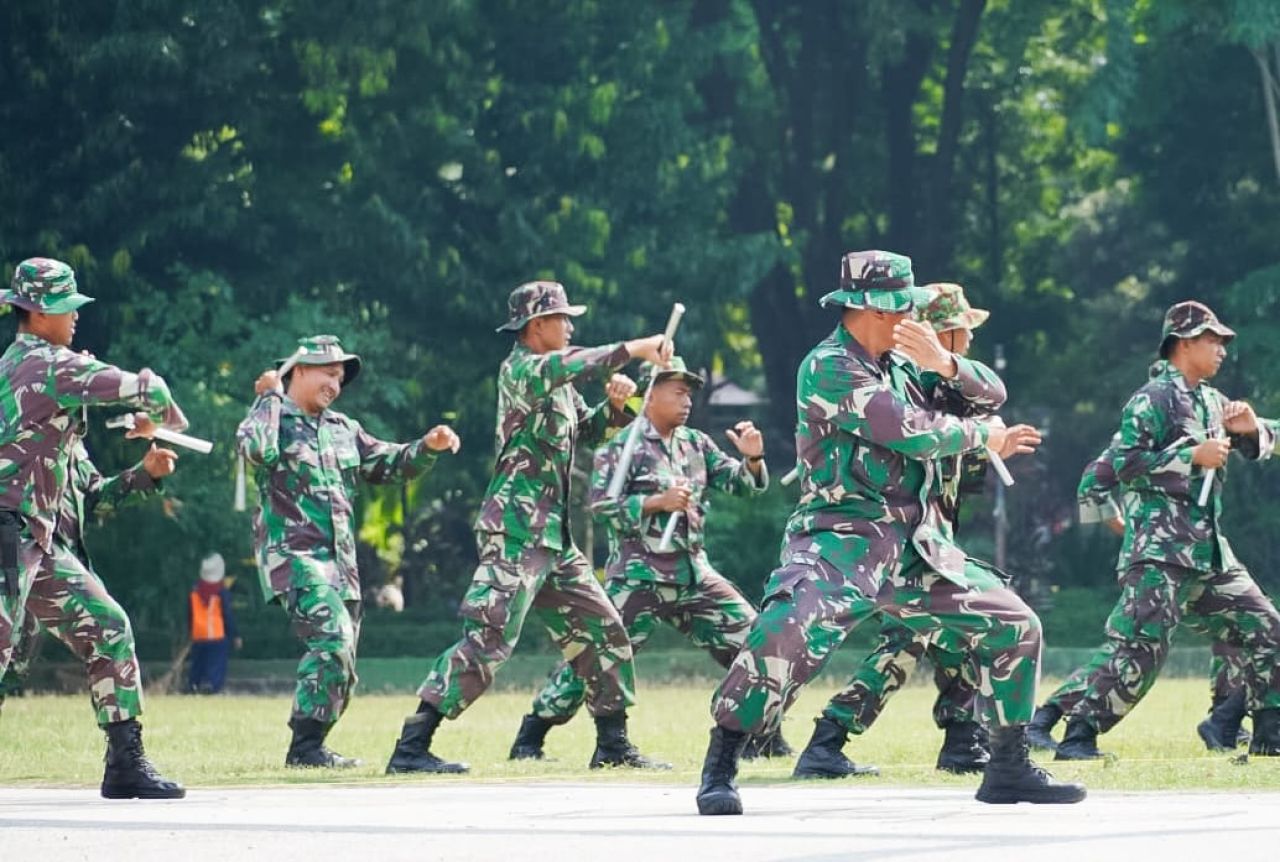 Aksi Ratusan Babinsa Kodim 0813 Jelang Perayaan Puncak HUT TNI ke- 79 di Alun-alun Bojonegoro