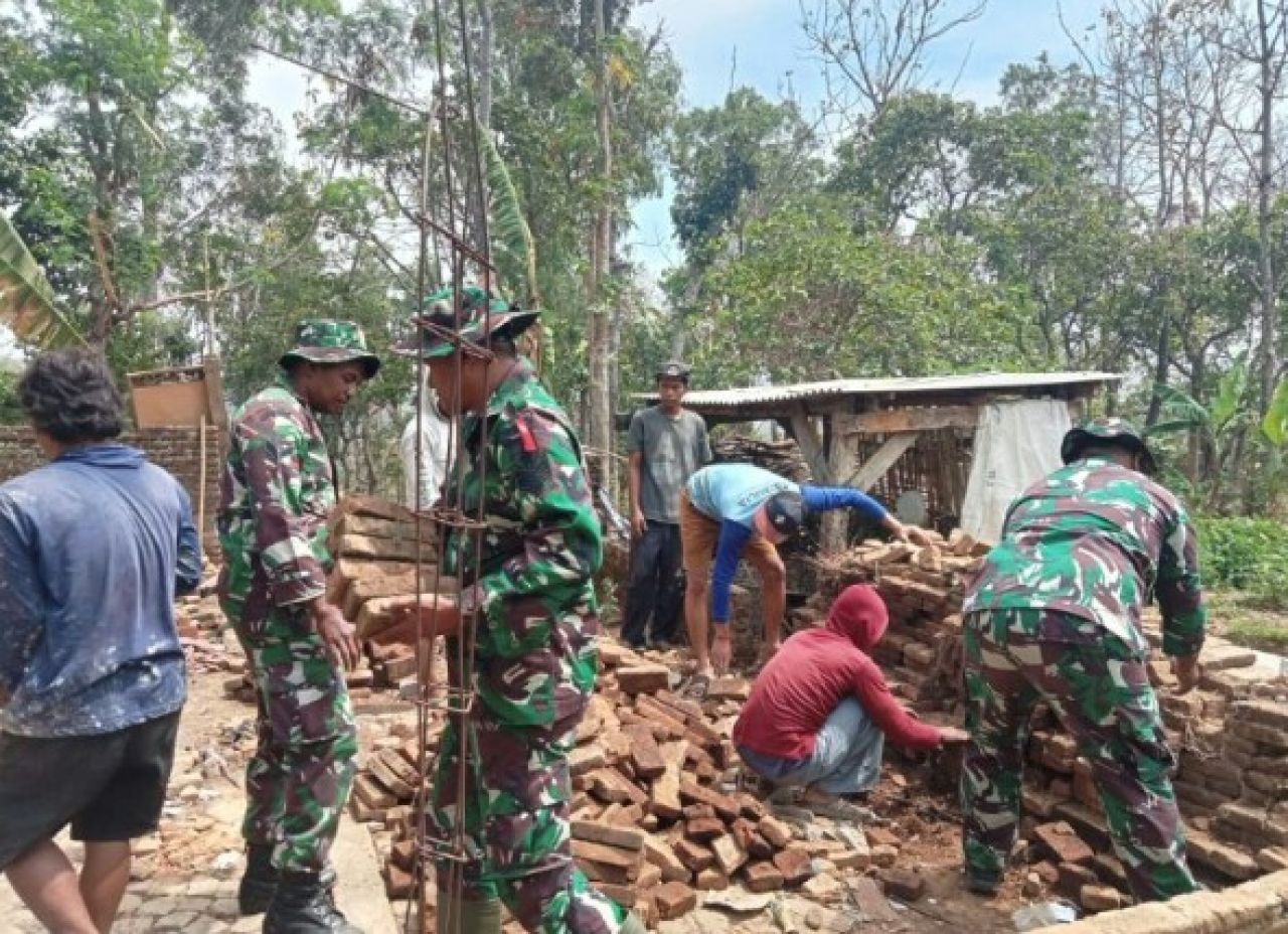 Sasaran Rumah Tidak Layak Huni Mulai Dibongkar Satgas TMMD