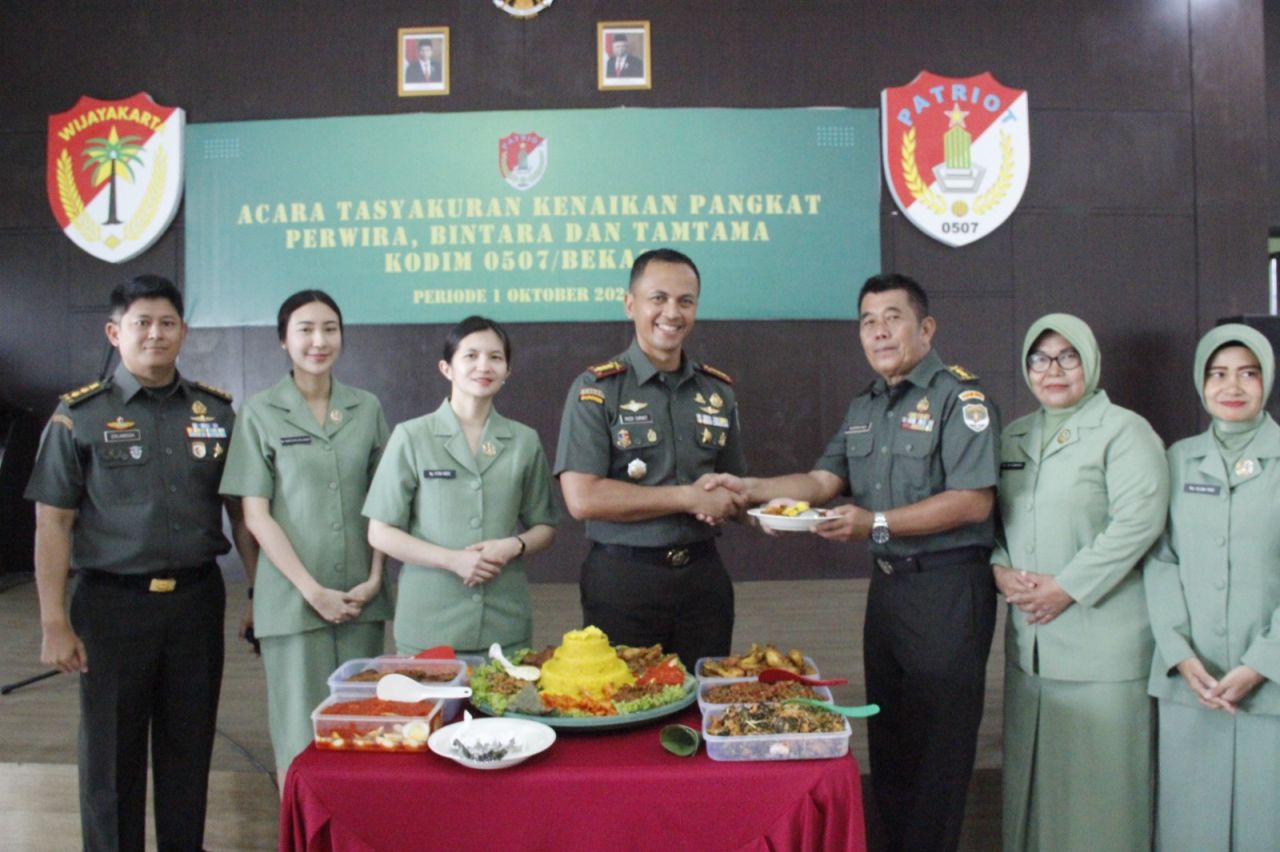 Dandim 0507/Bekasi Didampingi Ketua Persit KCK Cabang XXI Berikan Selamat kepada Prajurit yang Naik Pangkat