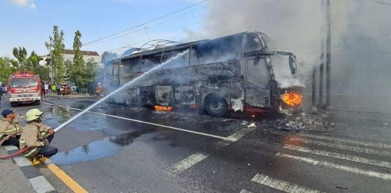 Bus Medali Mas Terbakar Didepan Pasar Kruwul Lamongan