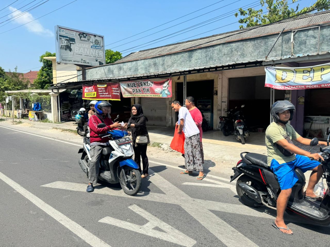 Jumat Berkah SEKBER Relawan TEGAR (Teguh - Farida) Bagi Nasi Bungkus