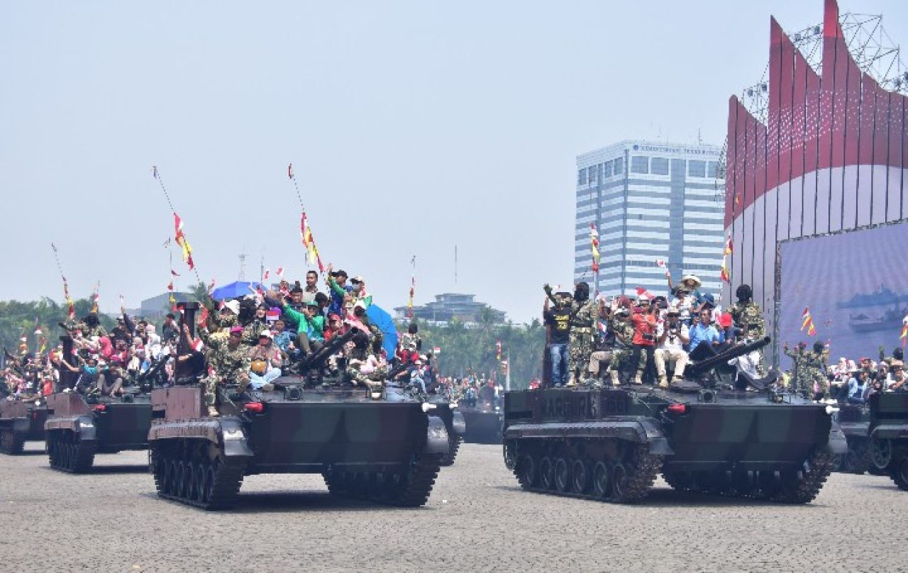 Masyarakat Antusias Naik Tank dan Kendaraan Tempur Marinir