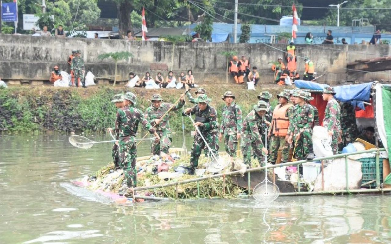TNI Bersama Masyarakat Untuk Ciliwung Bening