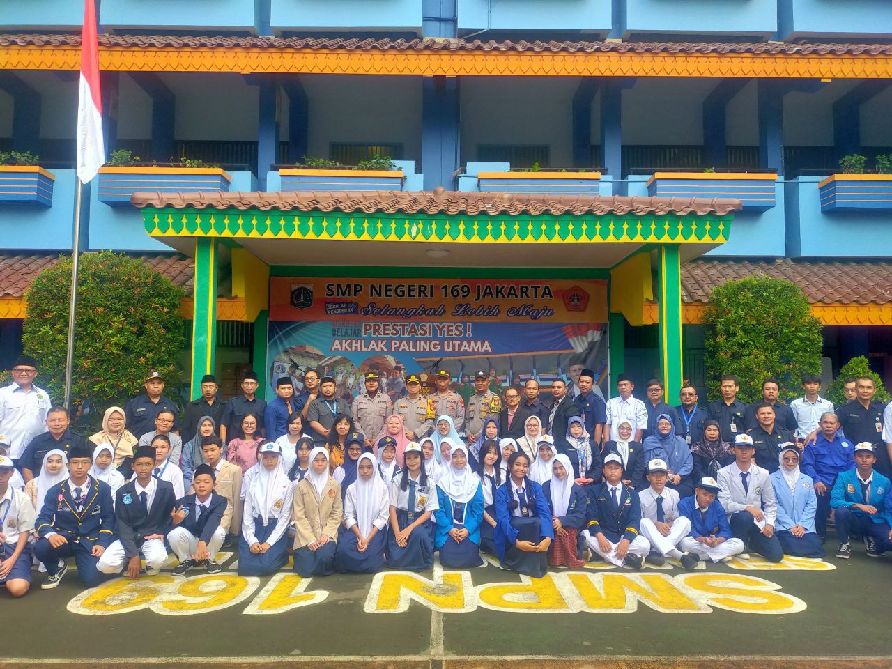 Kapolsek Kalideres dan 63 Kepala Sekolah serta Ratusan Pelajar Se Kec Kalideres, Teken MoU Anti-Tawuran dan Kekerasan