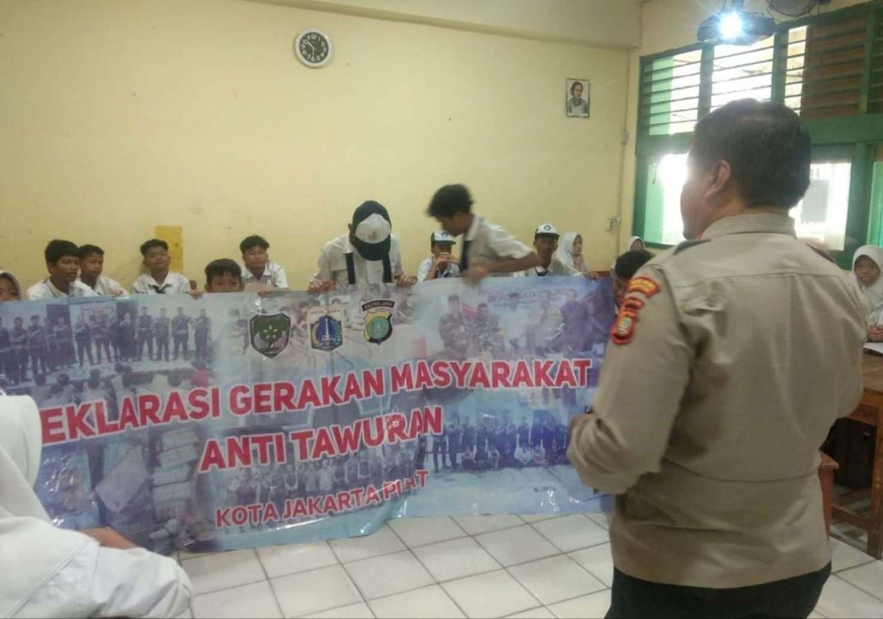 Kanit Binmas Polsek Johar Baru Berikan Penyuluhan dan Deklarasi Anti Tawuran di SMP Islam Al Jihad