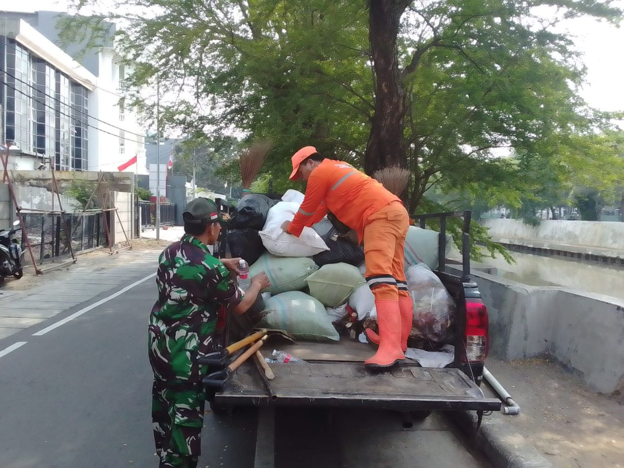 Babinsa Koramil 02/Sawah Besar Laksanakan Pembersihan Lingkungan