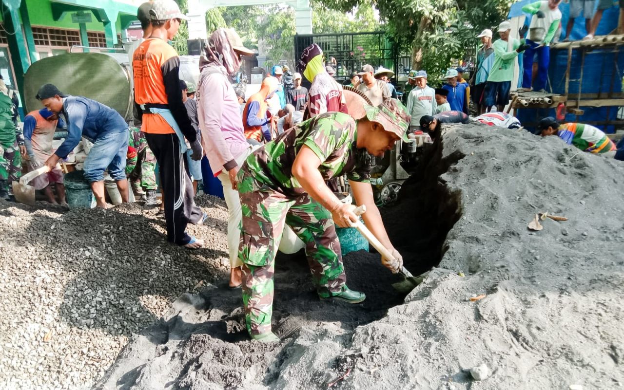Kompak, Babinsa Koramil Kanor Bojonegoro dan Warga Tambahrejo Cor Dek Lantai 2 Gedung MI Islamiyah