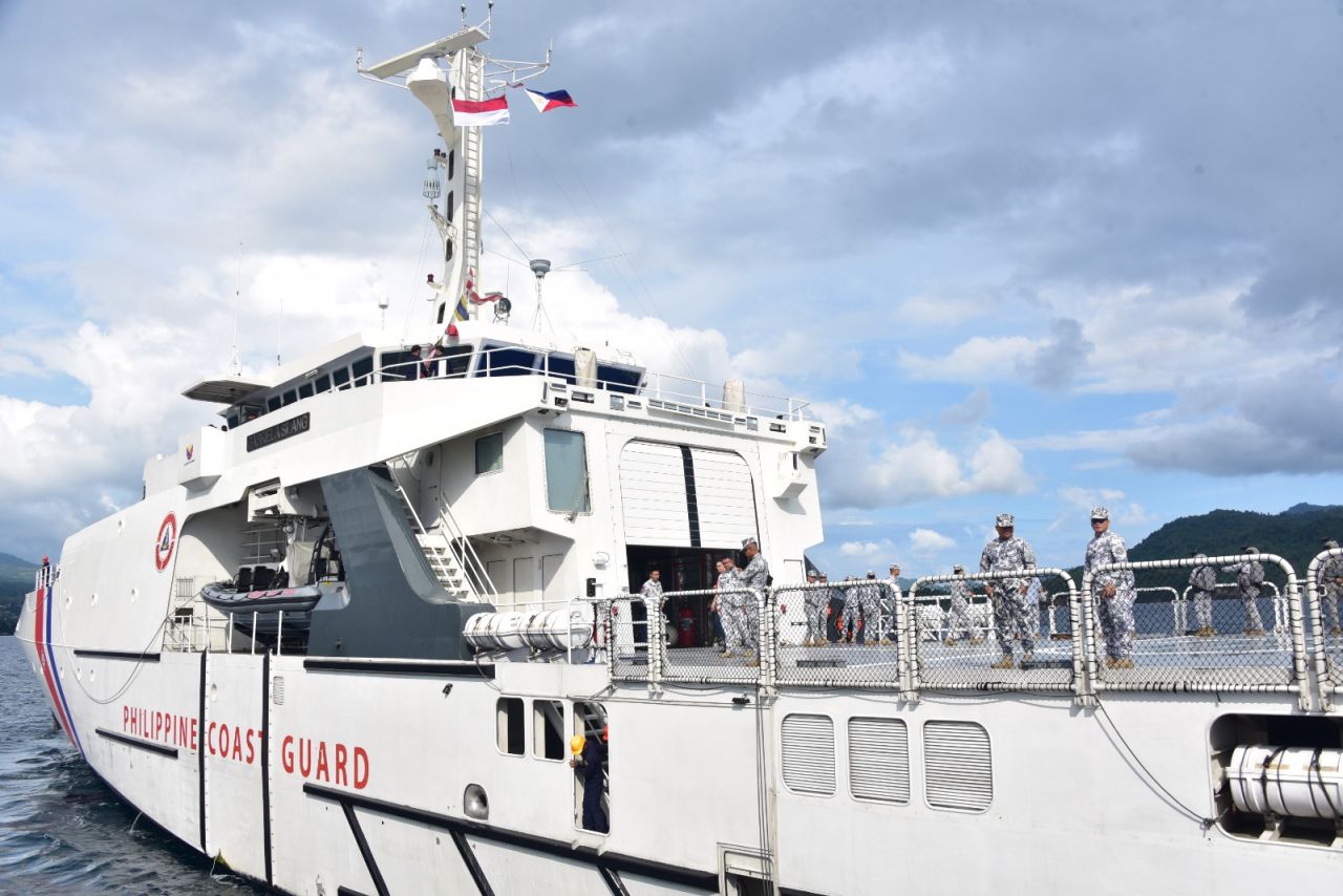 Bakamla RI Sambut Kapal PCG BRP Gabriela di Dermaga Bitung