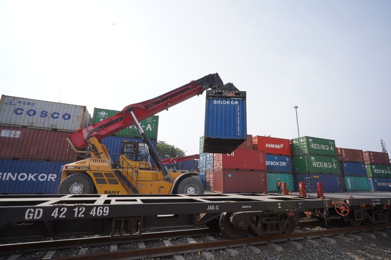 Meningkat 14 %, KAI Logistik Layani Lebih Dari 1,8 Juta Ton Angkutan Peti Kemas Hingga Oktober 2024