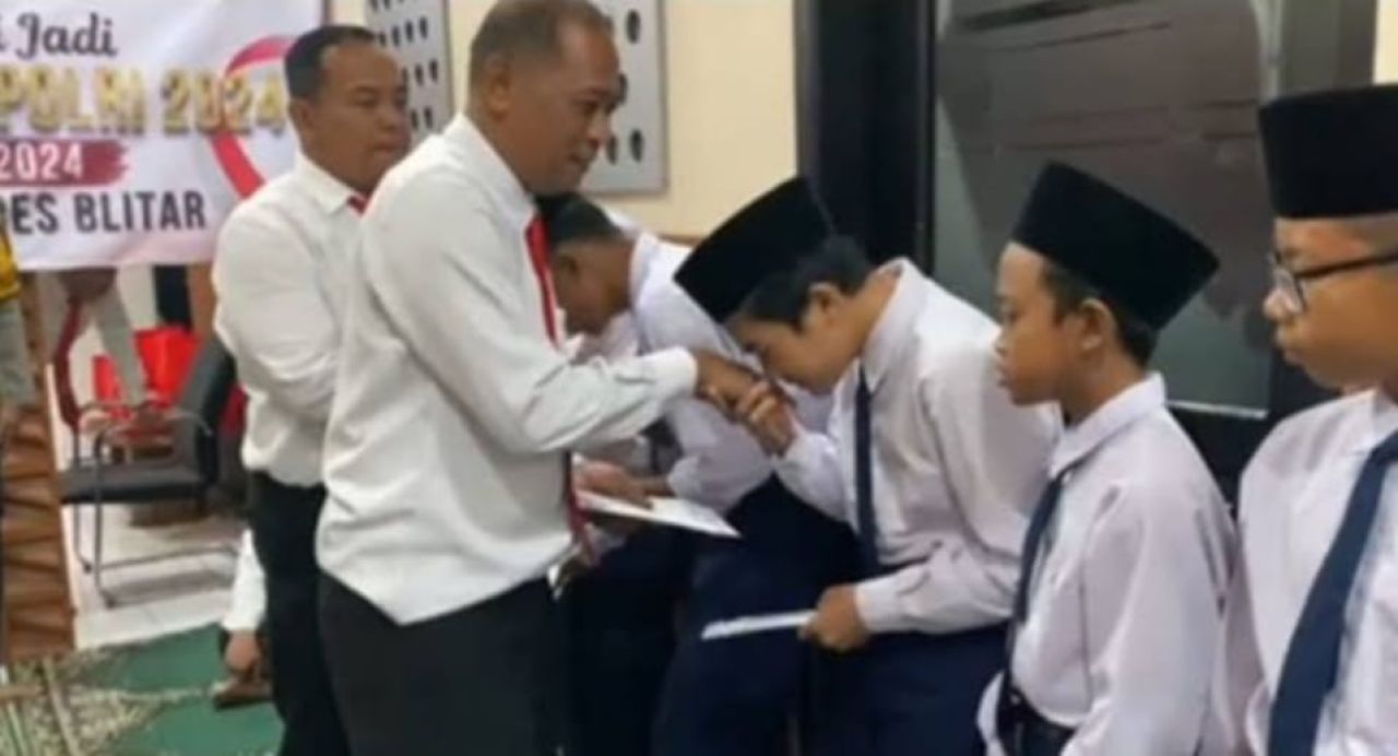 Dok Foto Kasat Reskrim Polres Blitar Akp Momon Suwito Memberikan Santunan Kepada Anak Yatim