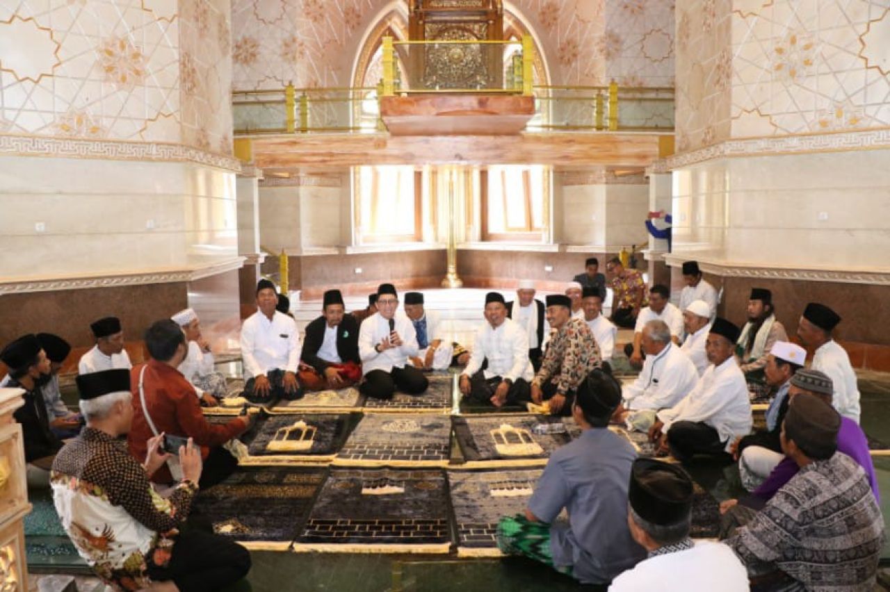 Pj Bupati Adriyanto Tunaikan Sholat Jum'at Perdana di Masjid Wisata Religi