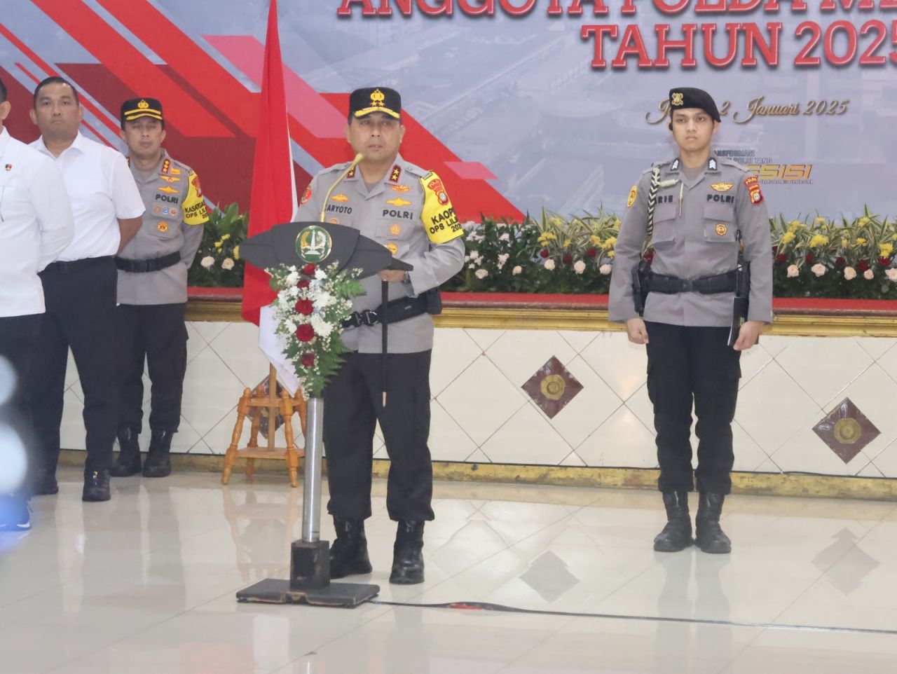 Irjen Pol Karyoto Memimpin Upacara PTDH