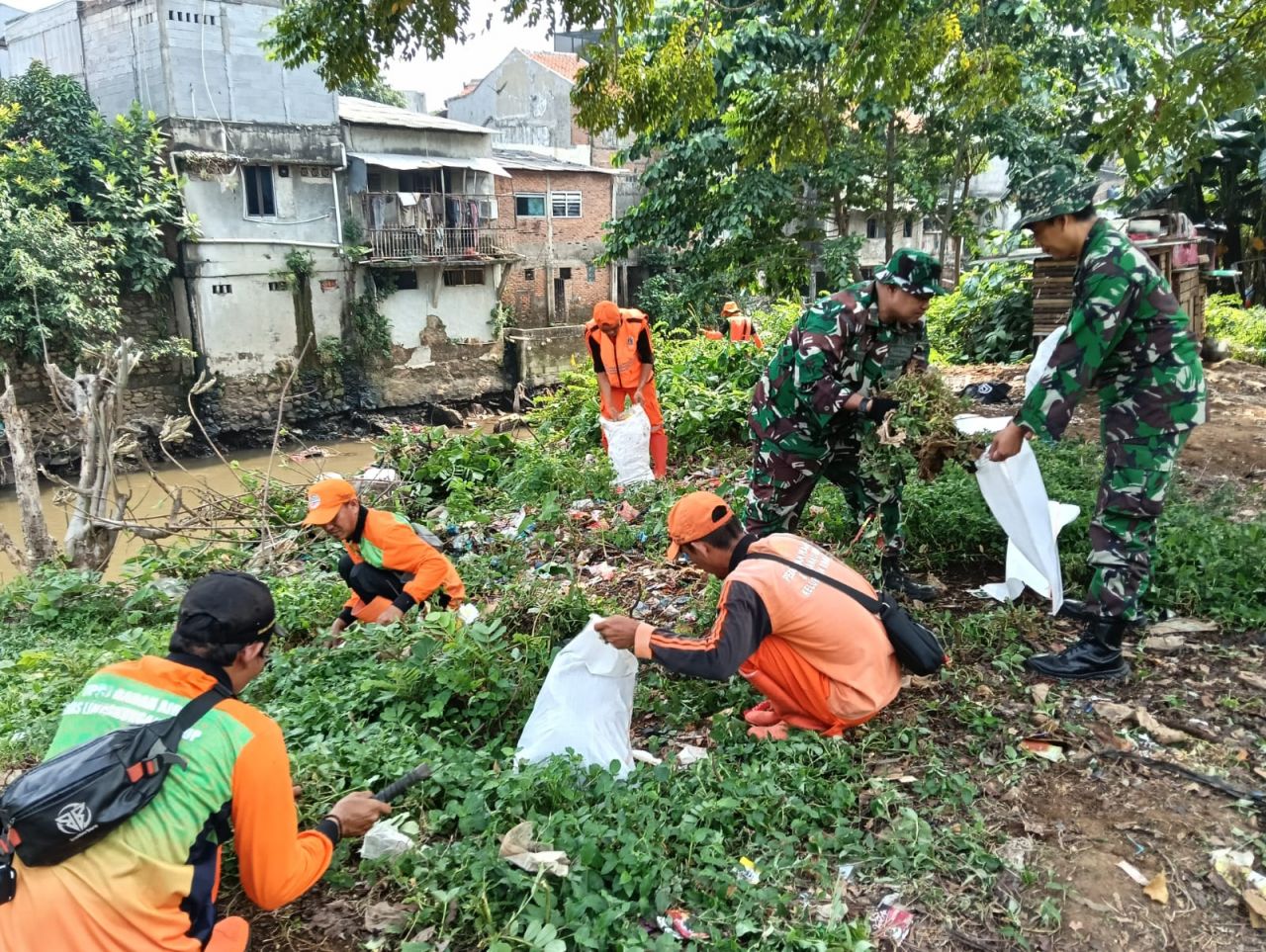 Giat Minggu Bersih, Babinsa Koramil Jatinegara Bersihkan Fasum