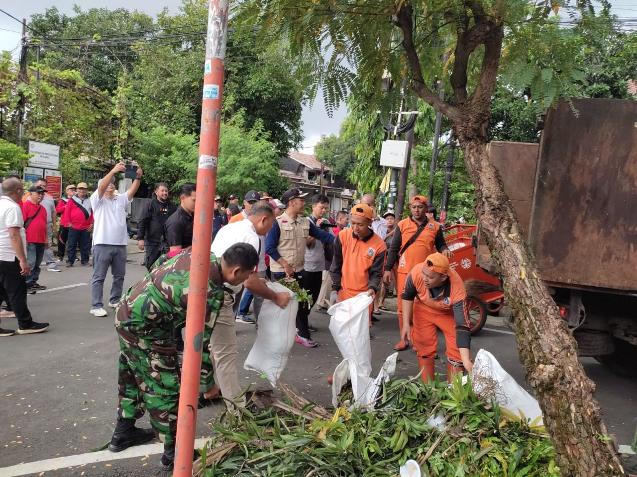 Babinsa Koramil 06/Cempaka Putih Bersama PPSU dan Warga Gelar Kerja Bakti Pembersihan Lingkungan