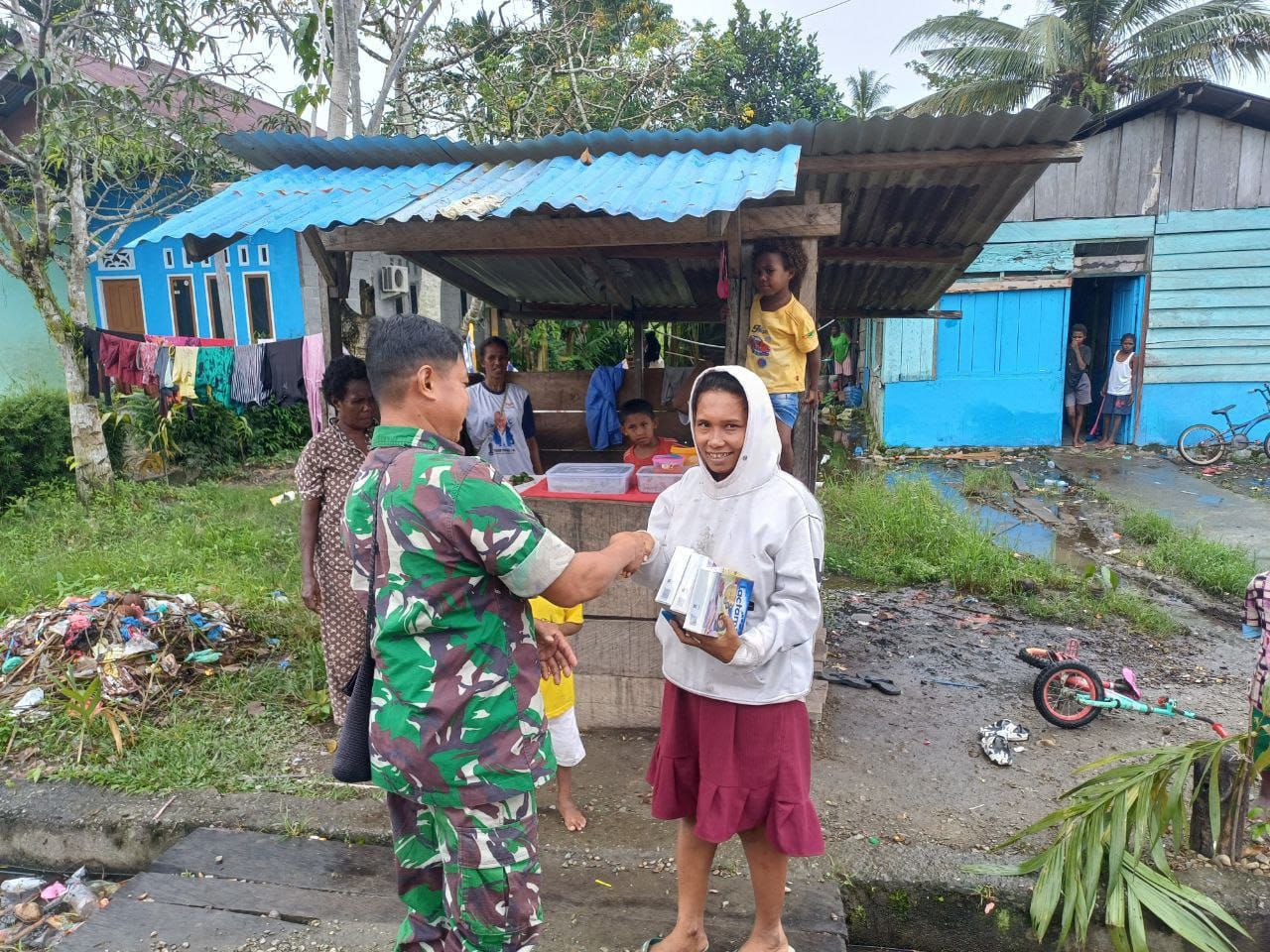 Dukung Program Penurunan Angka Stunting, Babinsa Koramil Mapurujaya Bagikan Susu Kepada Ibu Hamil