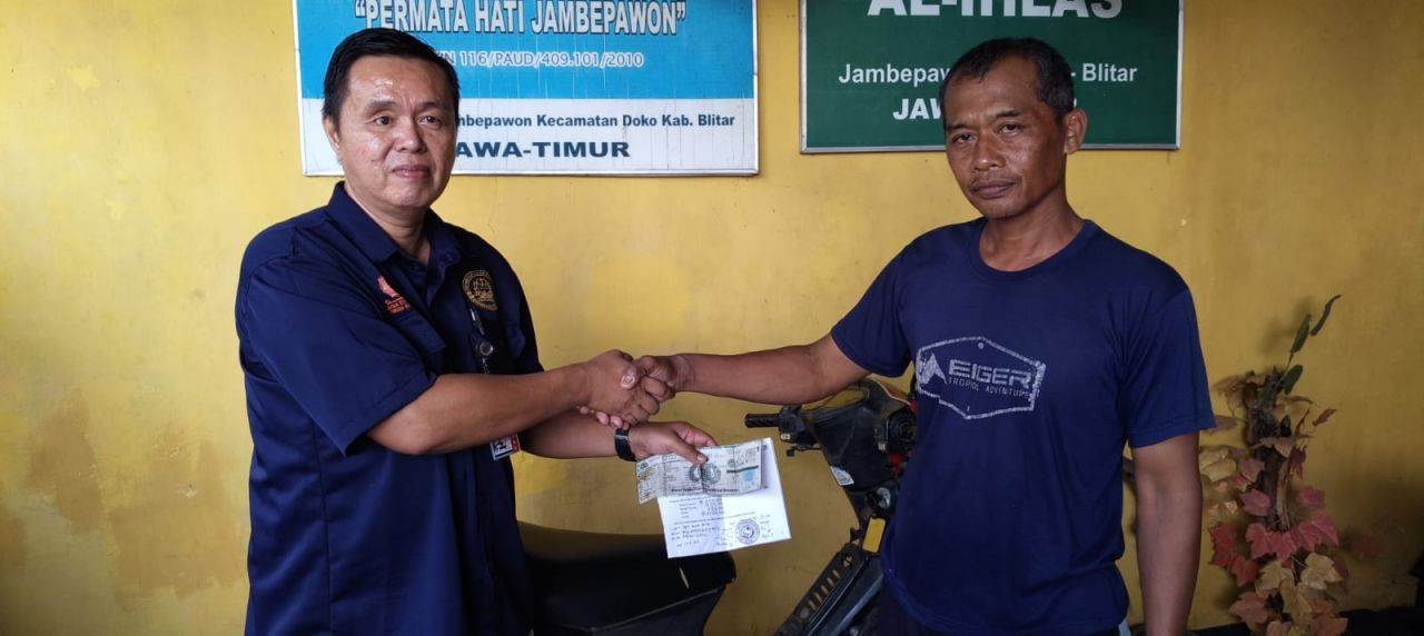 Dok Foto : Debitur Edi Yuliono Menyerahkan Aset Jaminan Kepada Pihak LBH CAKRAM