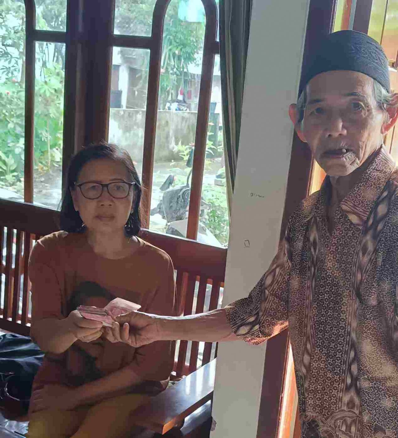 (Kanan) Supiyan menyerahkan pembayaran kepada Endang Sri Hartati Selaku Juru Buku KUD Unggul Jaya Sidomukti Doko.