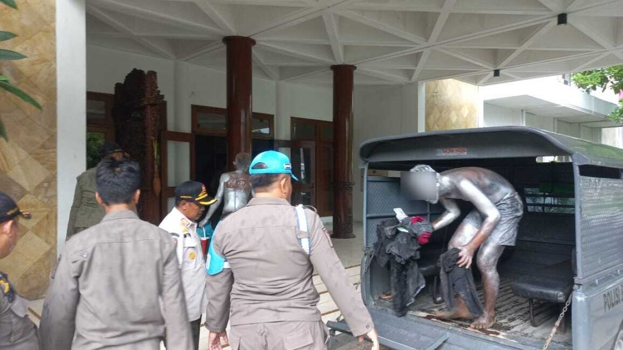 Satpol PP Kabupaten Bojonegoro Lakukan Operasi Penertiban Pengamen di Traffic Light TGP dan Jembatan Sosrodilogo