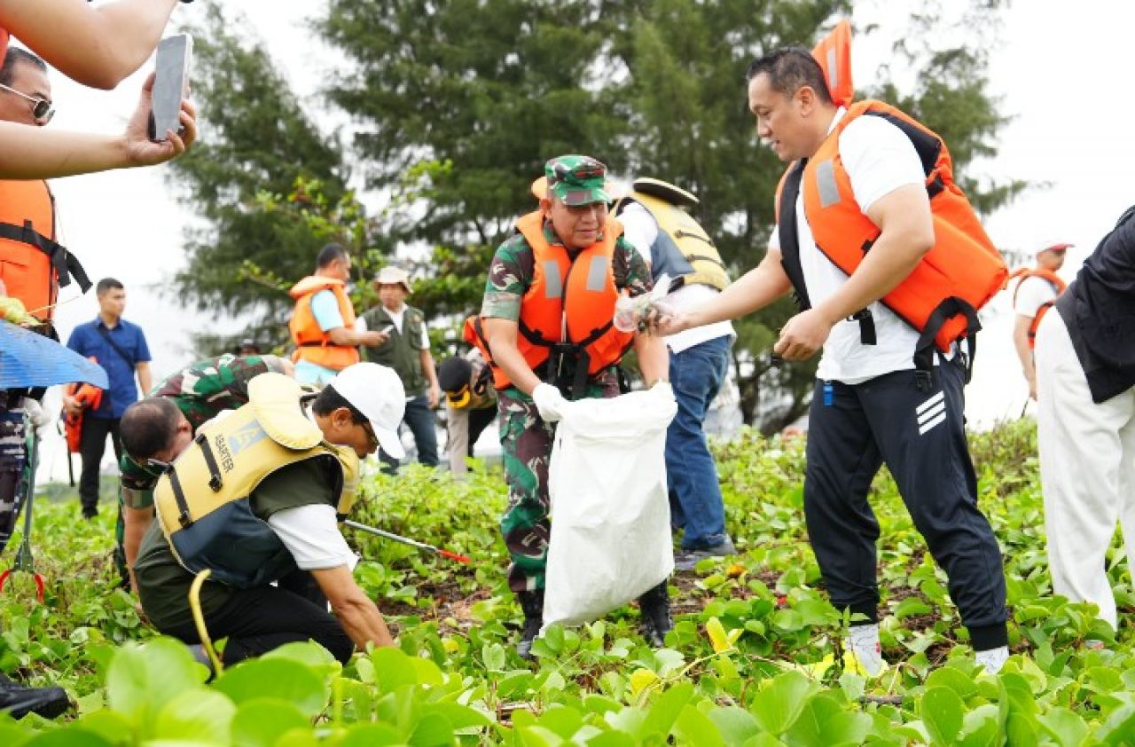 Danrem 052/Wkr Hadiri Apel Gabungan Dalam Rangka Hari Peduli Sampah Nasional