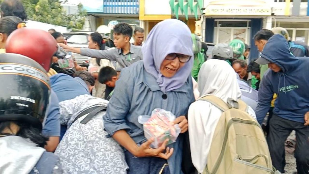 Warga tak sabar menerima takjil, dan sempat terjadi rebutan