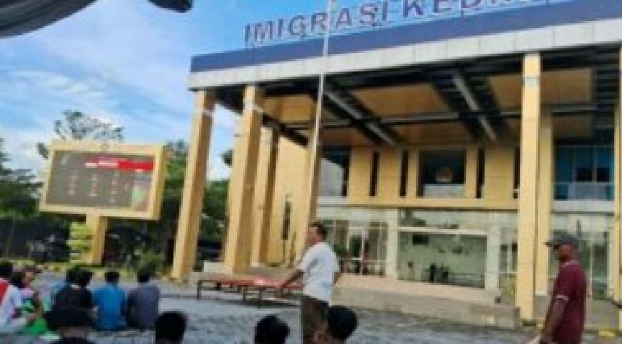Kantor Imigrasi Kediri Gelar Nobar Indonesia vs Australia, dan Buka Bersama