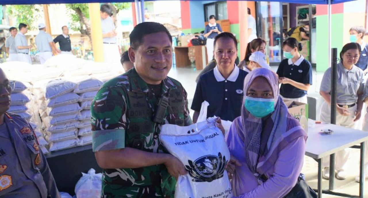 Dandim 0502/JU Bersama Yayasan Buddha Tzu Chi Bagikan Bantuan Paket Cinta Kasih Idul Fitri kepada Warga Muara Angke