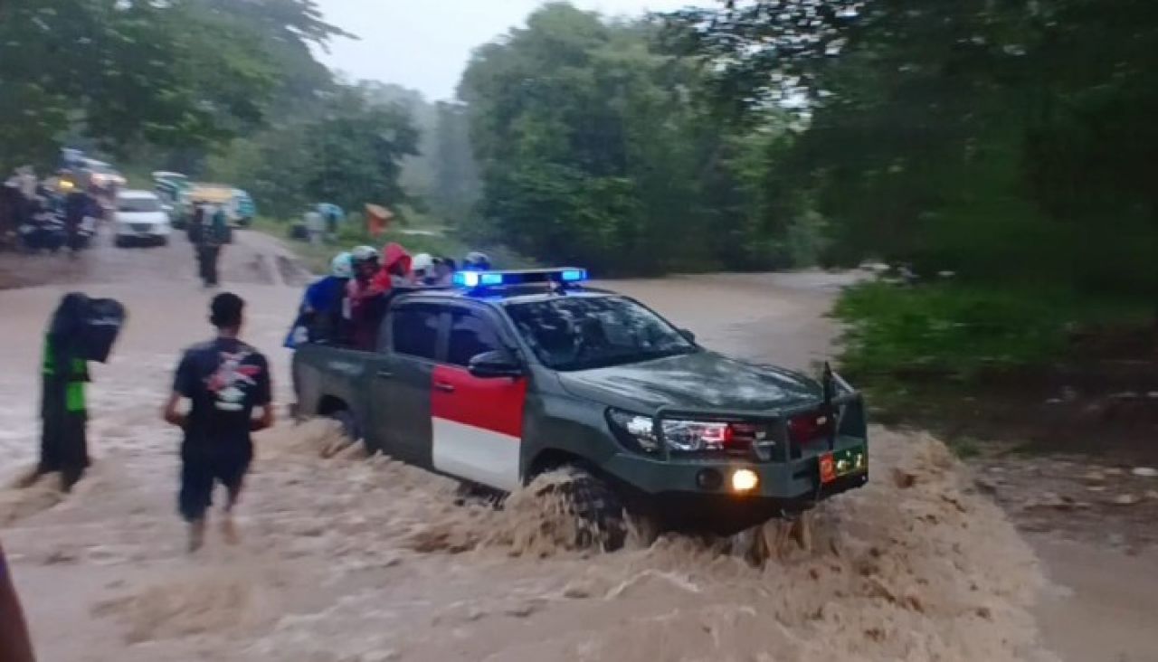 Sigap Hadapi Banjir, Satgas Yonif 741/GN Bantu Warga Seberangi Sungai Welaus di Perbatasan