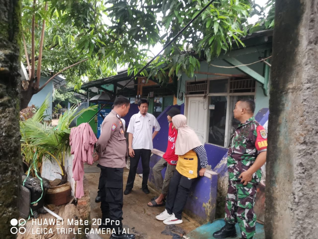 Tindak Lanjut Laporan Warga, Babinsa Kelurahan Jatimelati dan Bhabinkamtibmas Cek Sampah Liar di Kelurahan Jatimelati