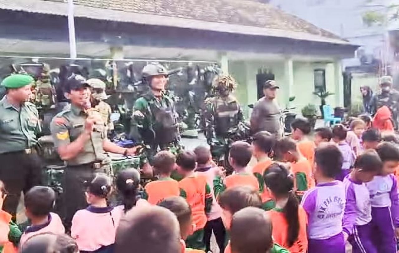 Gembiranya Anak Anak Sekolah Kunjungi Markas Koramil Sumberrejo Bojonegoro