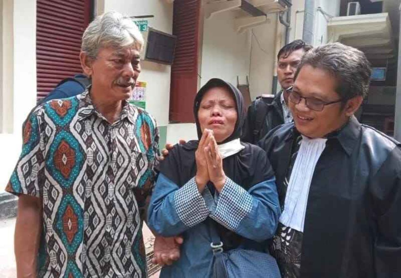 (Kiri) Sugeng Handoyo, Siti Mualiyah dan Kuasa Hukumnya, Advokat Dwi Heri Mustika,S.H.,M.H. usai Pembacaan Putusan di PN Surabaya, Rabu (23/4/2025)