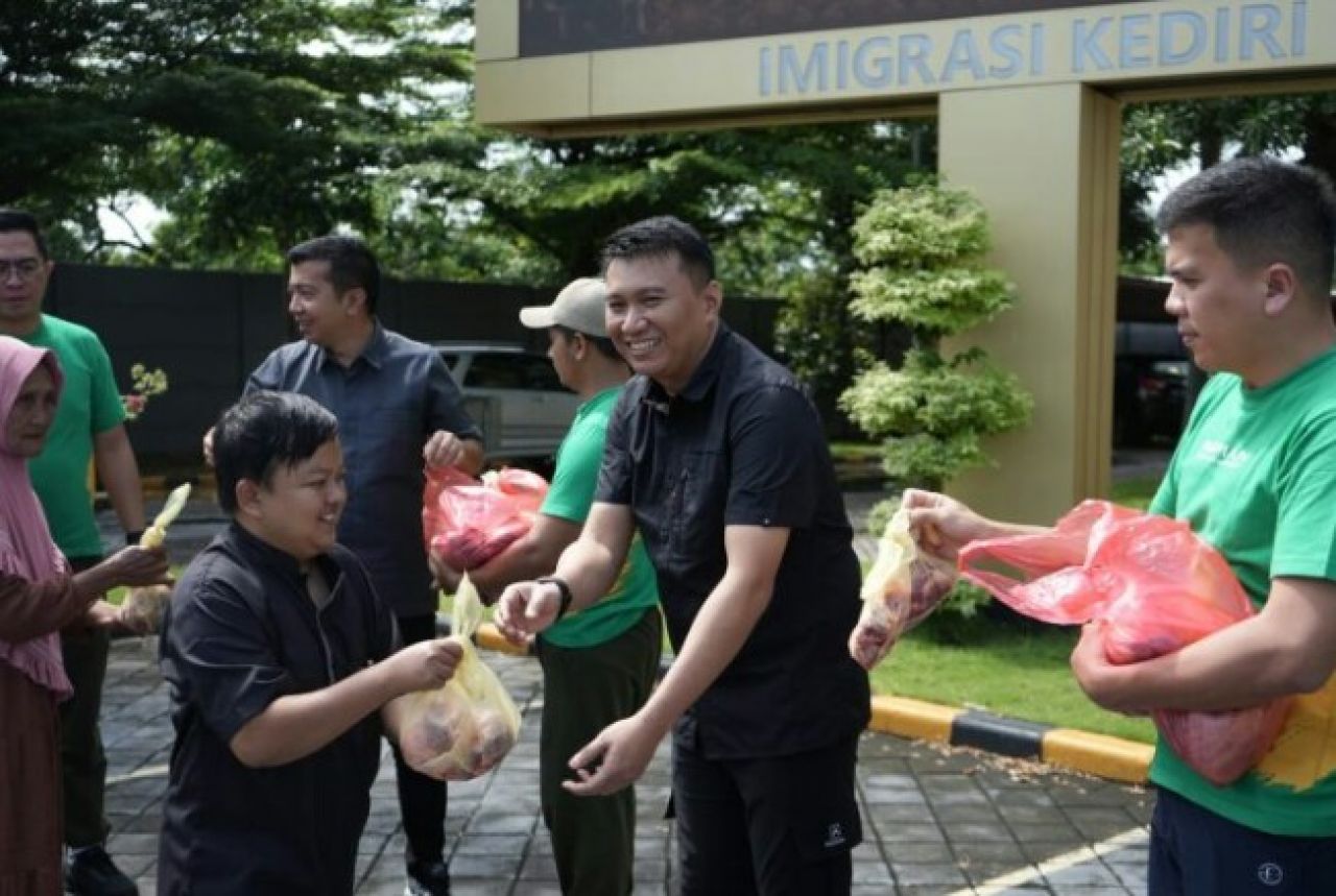 Berbagi Berkah di Tengah Hujan: Imigrasi Kediri Potong 8 Hewan Kurban untuk Warga Sekitar