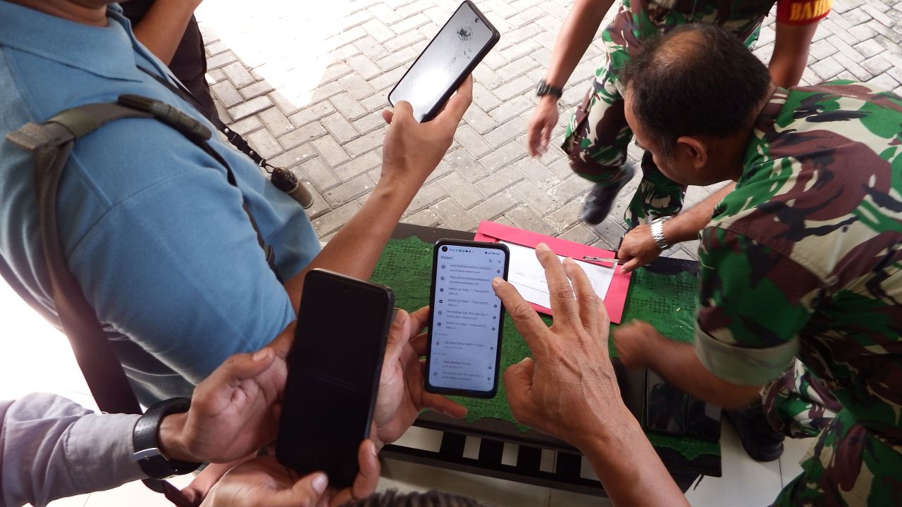 Cegah Judol & Pinjol Ilegal, Kodim 0505/JT Sidak HP Anggota Koramil 01/Jatinegara