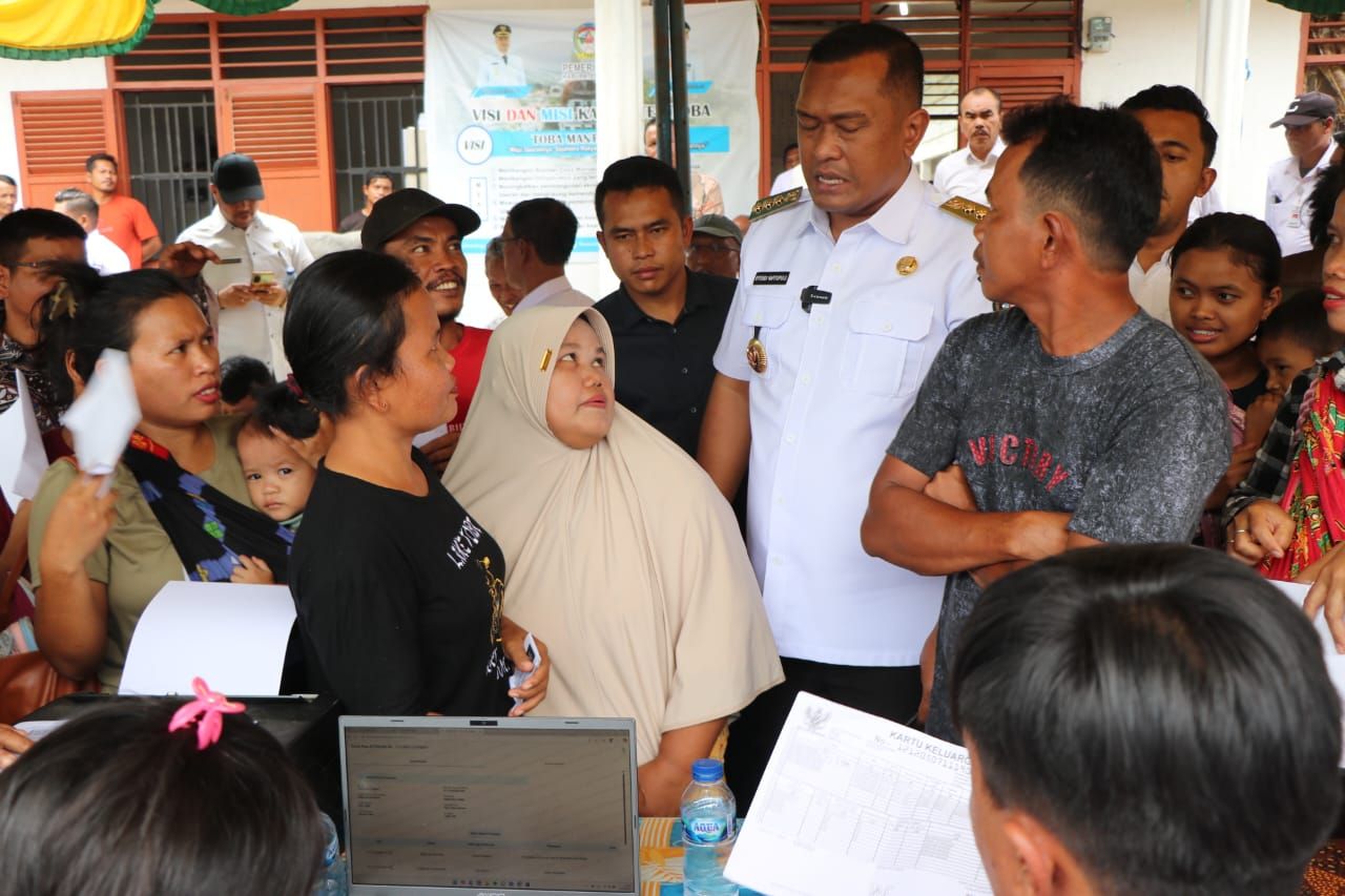 Buka Desa Diserbu Warga, Bupat Toba Bagikan KIA dan Beasiswa