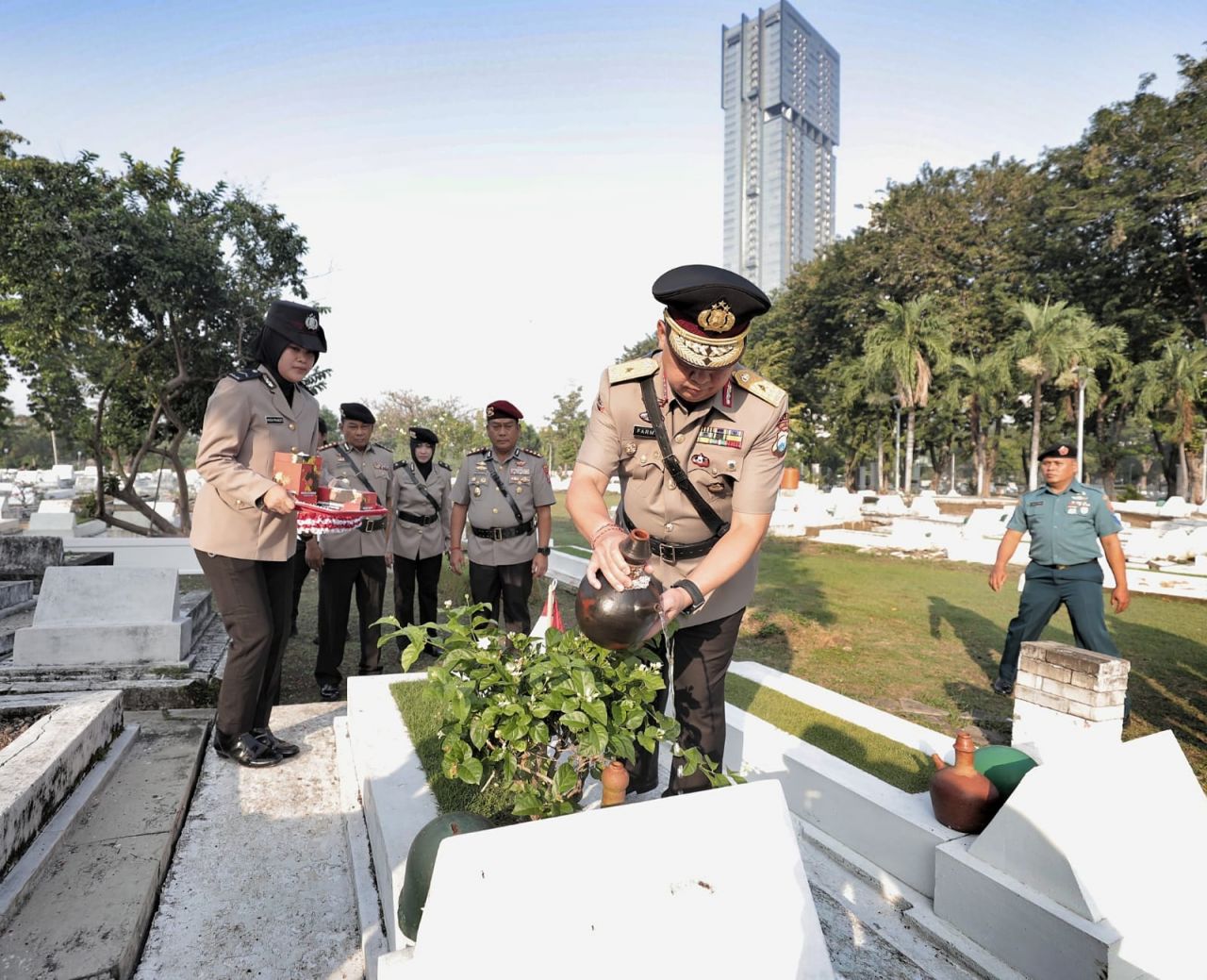Ziarah Hari Bhayangkara ke-79, Polda Jatim Tabur Bunga di TMP 10 November Surabaya