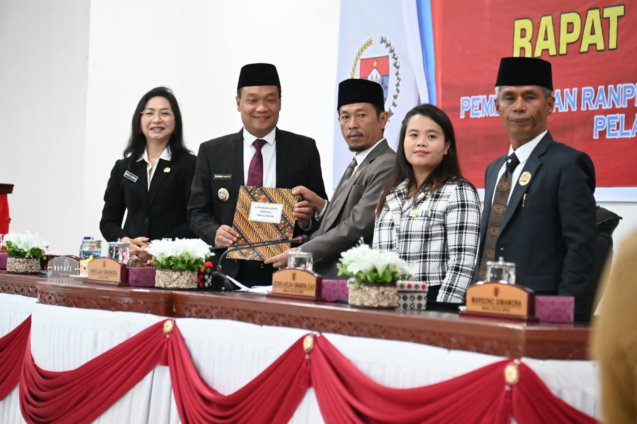 Bupati Tandatangani Keputusan Bersama DPRD tentang Ranperda APBD Kabupaten Humbahas T.A. 2024