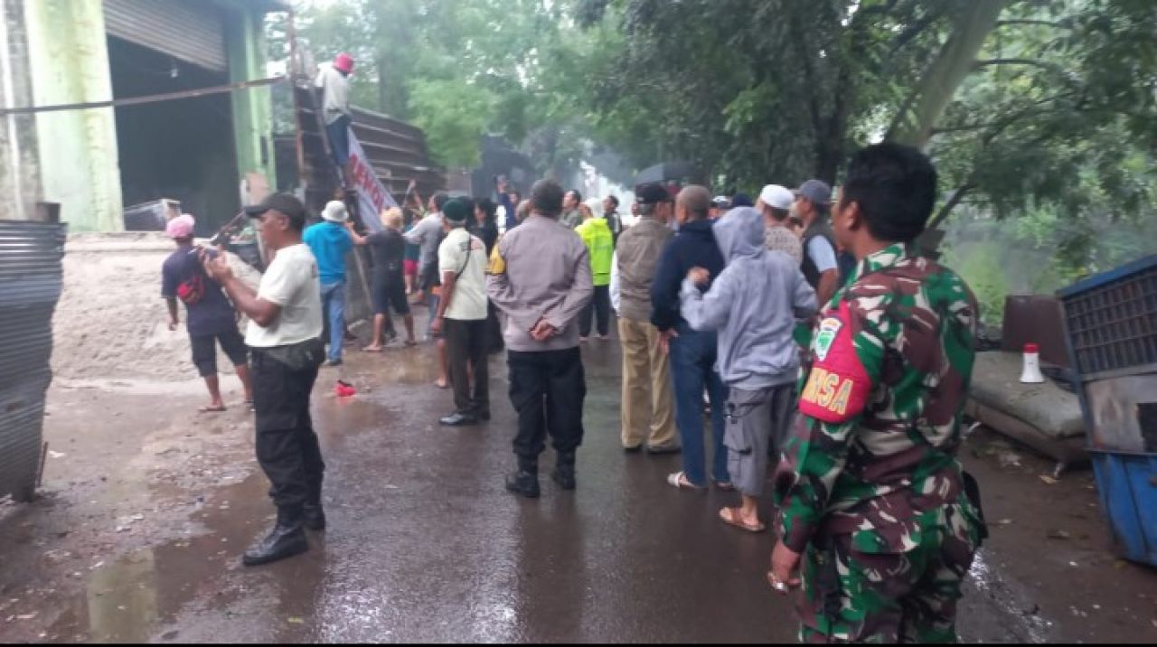 Babinsa Serda Haris Kawal Aksi Warga RW 13 Pondok Kelapa Tolak Penutupan TPS oleh PT. BILLYMOON