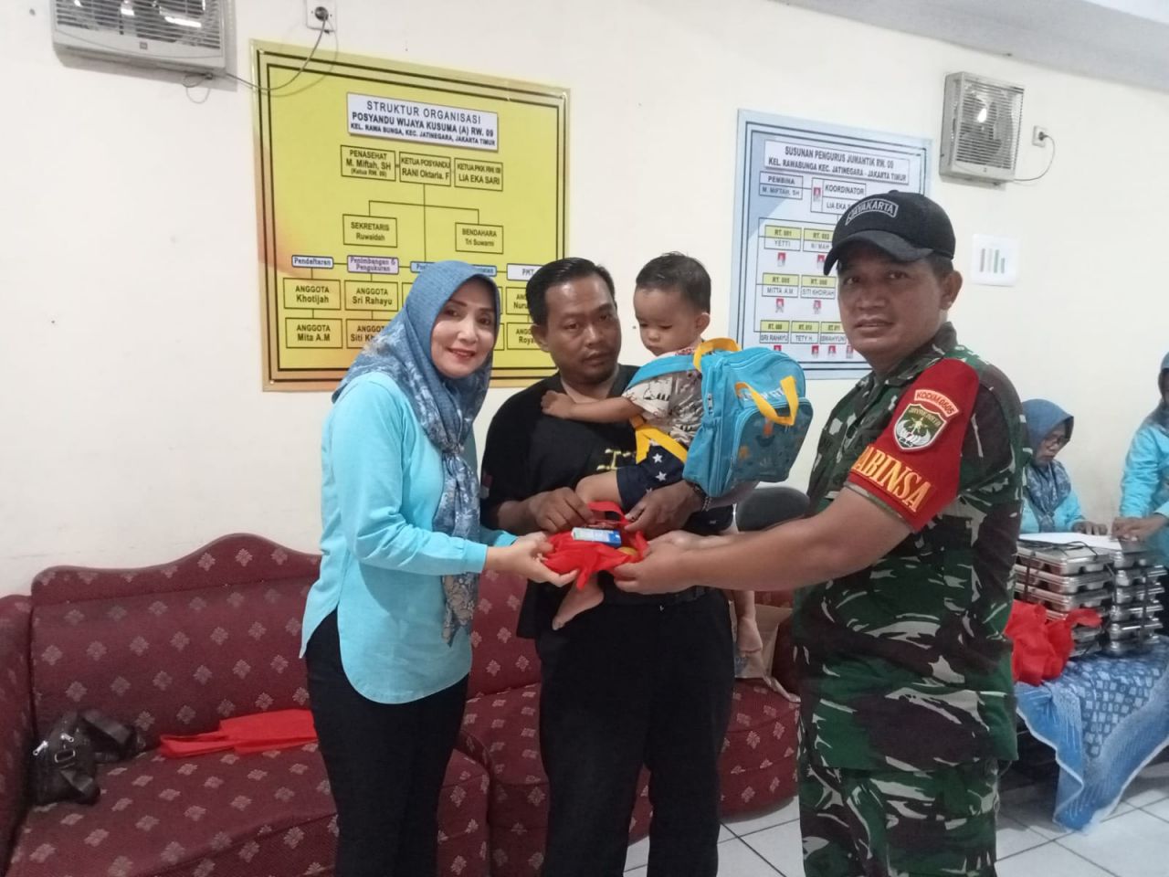 Babinsa Jatinegara Bantu Distribusikan Menu Makanan Kering untuk Balita, Ibu Hamil dan Ibu Menyusui